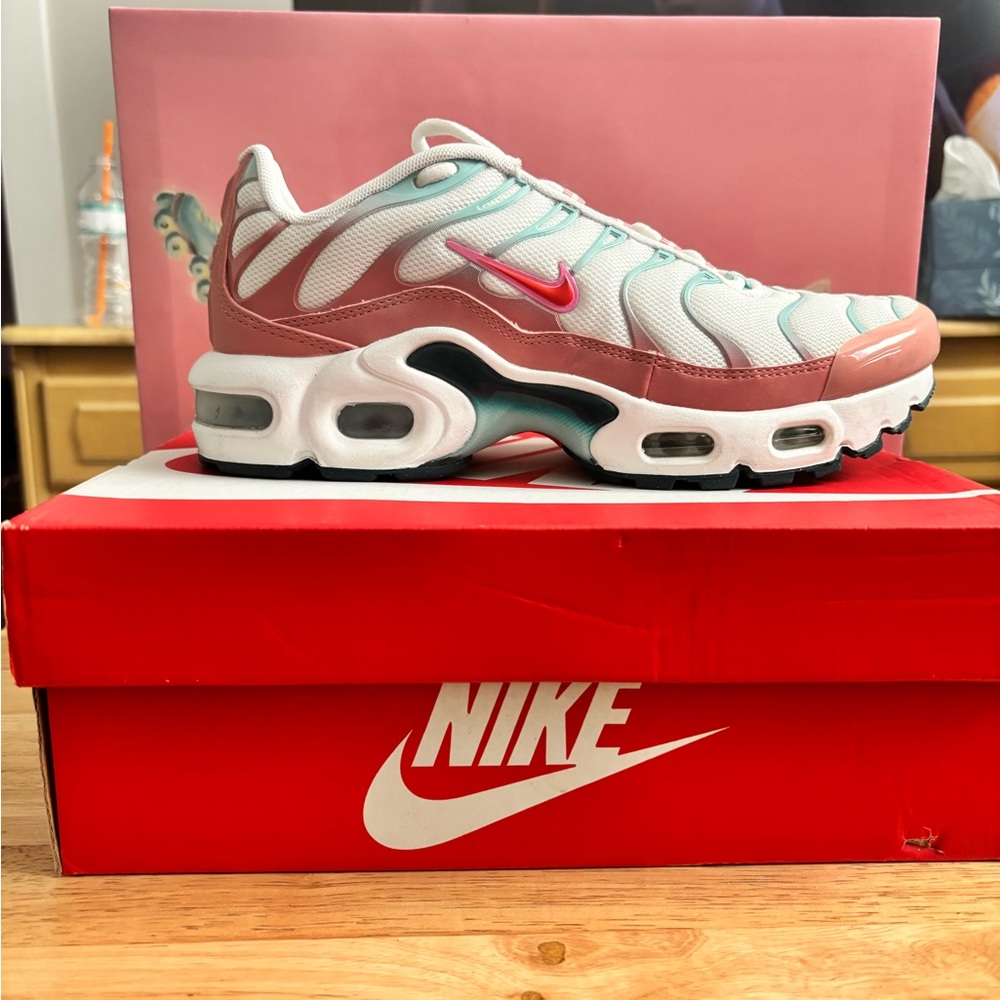 Nike Air Max Plus - pink and White